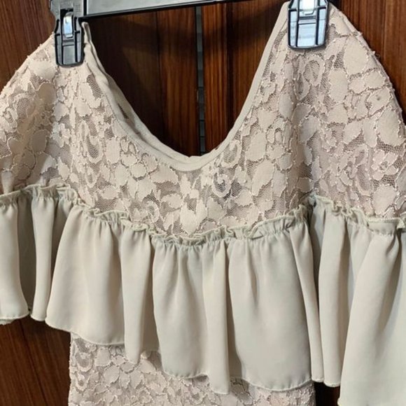 Women’s lace ruffle super cute top_ sz Medium - Picture 2 of 3